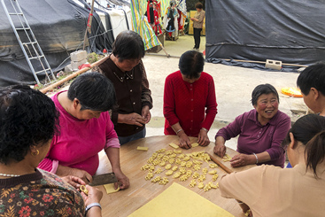 村里来了木偶戏剧团