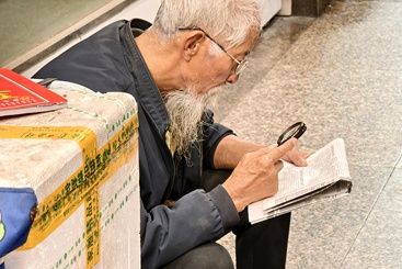 读报老人