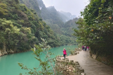 青山绿水一点红