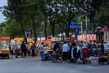 《地摊经济复苏》