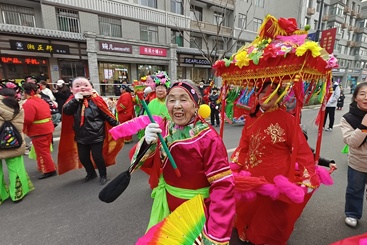 八十老太跑旱船