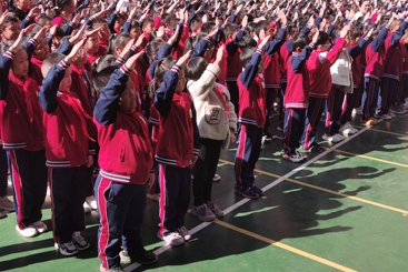 向国旗敬礼