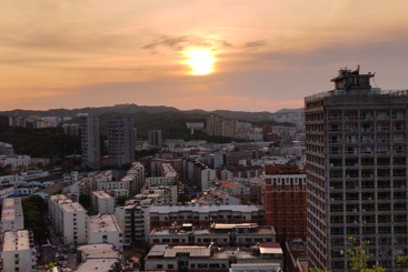 黄昏下的都市轮廓
