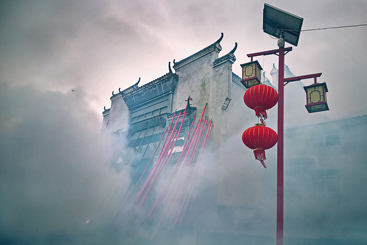 祠堂前响起了添丁炮
