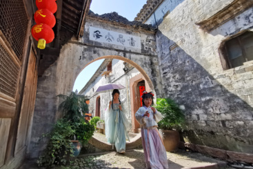 穿古装游古街