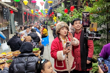 《直播团年饭》 