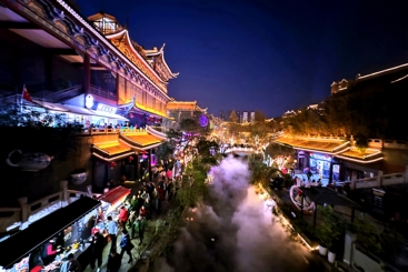 《水街夜景迷游客》