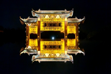  《西月湖牌坊夜景》 