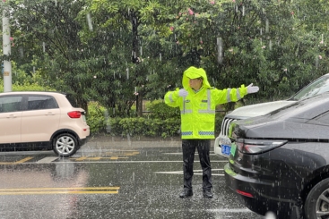 雨中交警