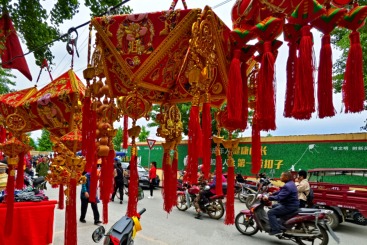 《端午街头》