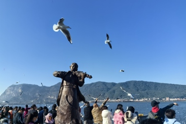 《闻乐起舞》