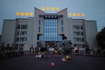 《欢乐军营》