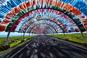 《经幡隧道》