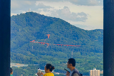 《窗外》