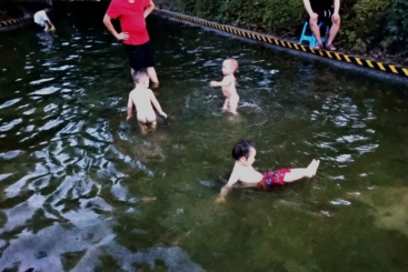 《玩水》