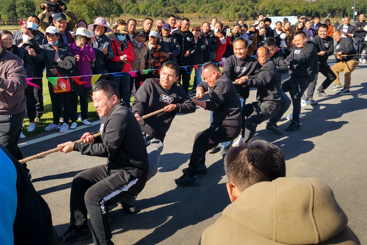 《乡村拔河赛》