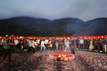 《篝火晚会》