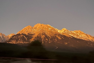 日照金山