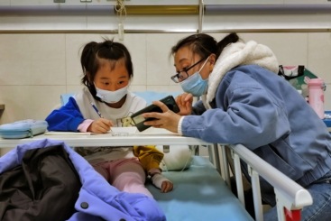 母子在病房里 