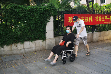《选举路上》