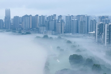 江雾漫城