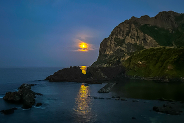 海上生明月
