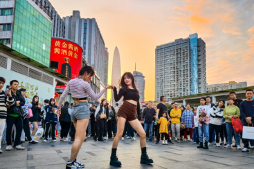 深圳街头的网红直播