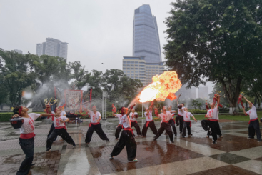 《雨中醉龙舞》