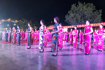 新时代时尚妇女