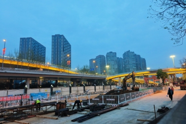 夜幕下的城市建设者