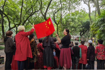 国旗下的合影