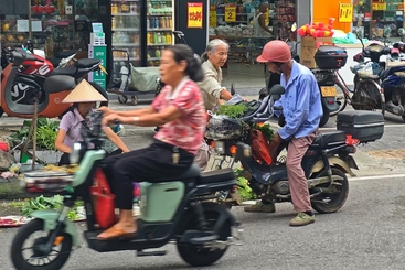 《路边买菜的人》