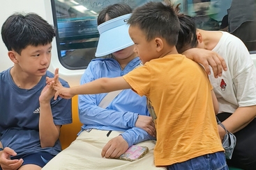 小小肩膀大依靠