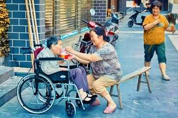 轮椅上的温情