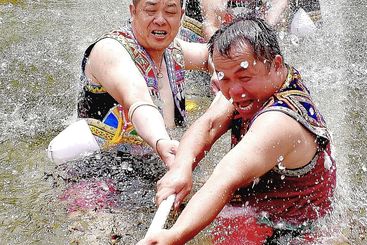 水中拔河