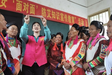 “防艾”知识走近瑶族留守妇女