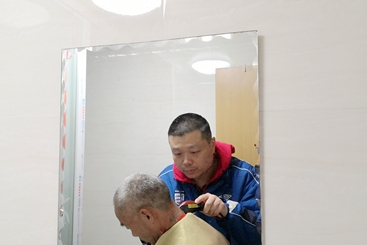 爸爸带外公理发