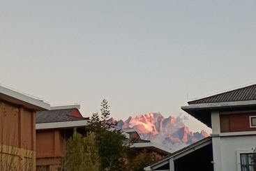 国旗下的日照金山