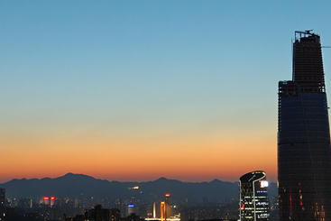 夕照镀金的天际线
