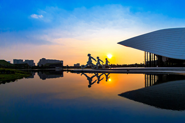 《夕照行走的人》