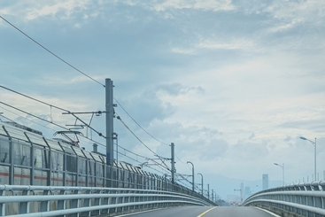 道路在远方闪耀