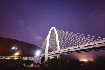 一桥跨嘉陵，星河耀古城