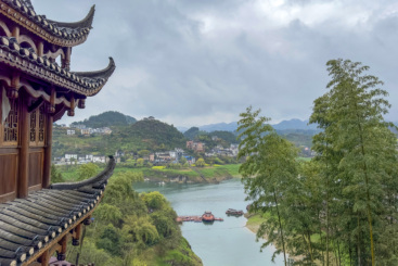 傍山依水