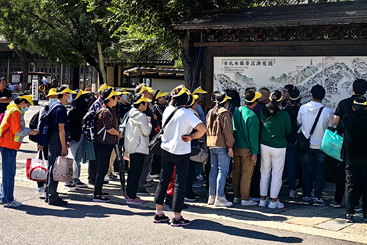《聆听讲解》