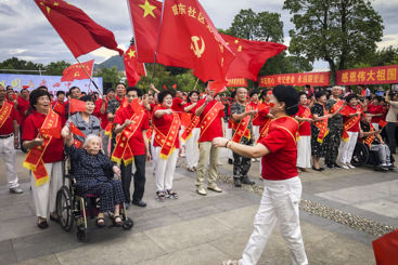 《与百岁老人欢度国庆佳节》