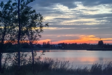 夕阳下 乡村旁