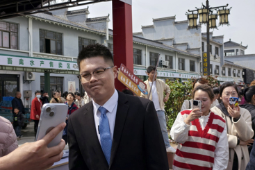 被“包围”的网红书记
