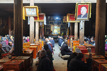 尼巴村早上诵经祈福吉祥