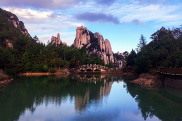 《湖光山色》