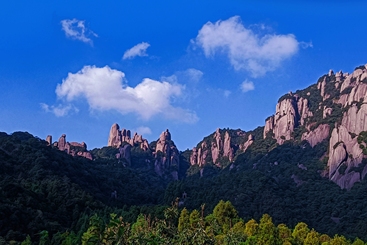 《群峰耸立》